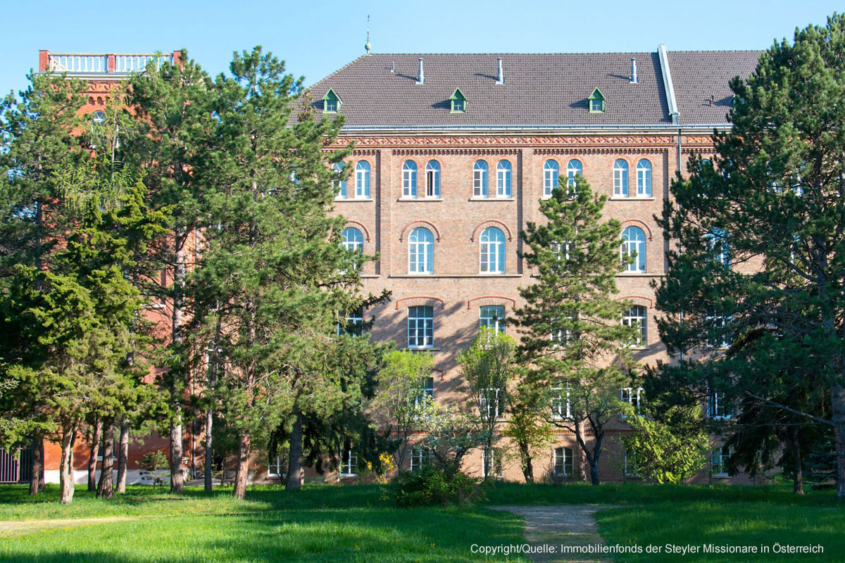 Frontansicht Gebäude Eingang Praxis Wutzl Frontansicht des Gebäudes mit Eingang zur Praxis Wutzl in St. Gabriel Maria Enzersdorf